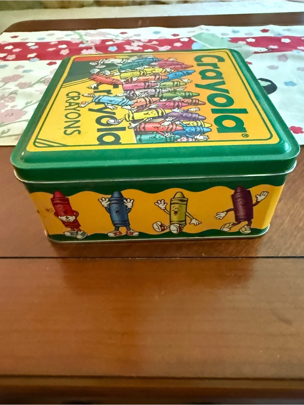 Crayola Classic Collectible Tin with Assorted Crayons